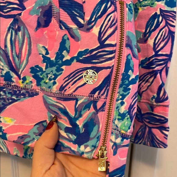 EUC Lilly Pulitzer Luxletic Beach Comber Pullover in Just a Lil Jelly - Picture 3 of 6